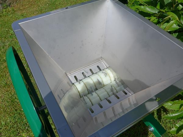 Fruktmølle, manuell, rød – 20 L, rustfri trakt