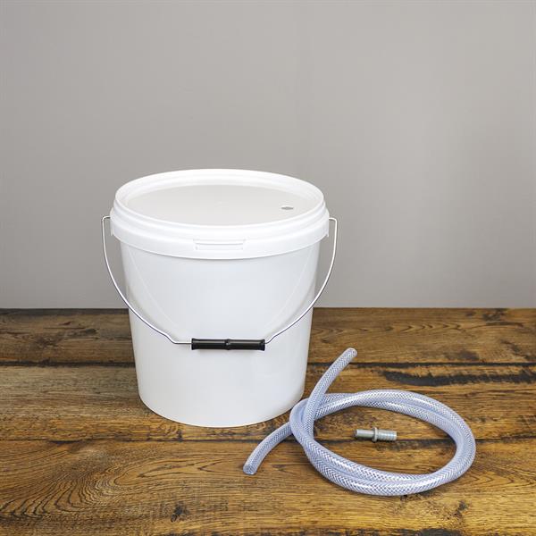 Tappespand med hank og låg forsynet med slange og tappestuds